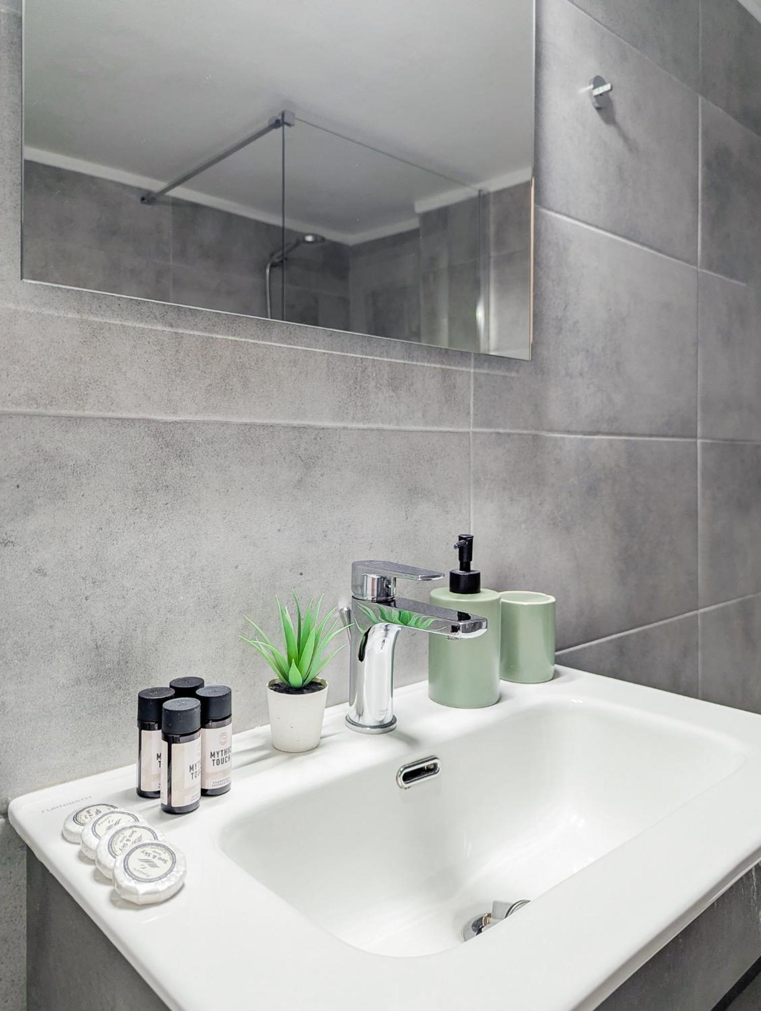 Spacious Apt For 5 Guests Next To Acropolis&Metro Атина Екстериор снимка